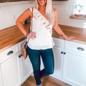 Dark wash Levi’s skinny jeans